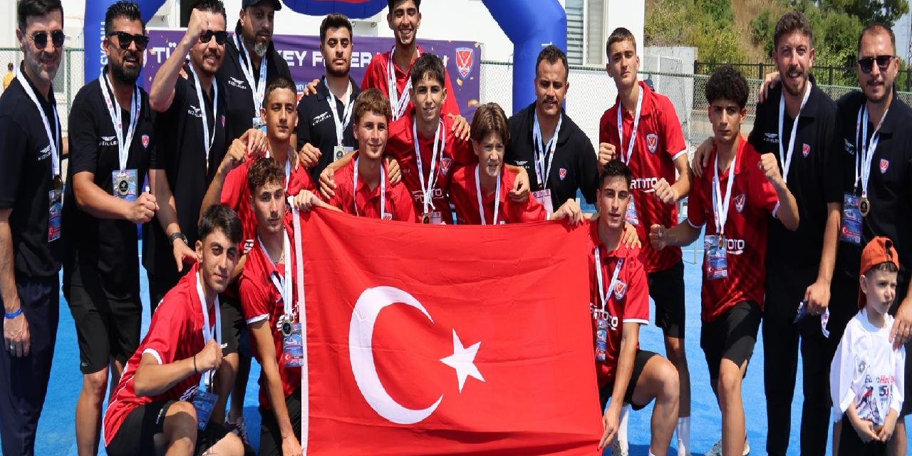 U16 Erkek Hokey Milli Takımımız Avrupa Şampiyonu Oldu