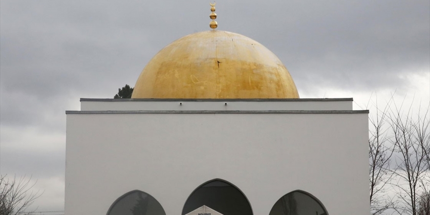 Fransa'da Cami Duvarına İslam Karşıtı Yazılar Yazıldı