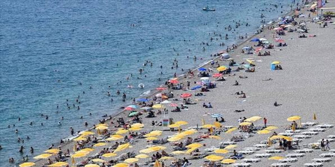 Antalya'da Yüksek Nem Ve Sıcaktan Bunalanlar Sahilleri Doldurdu