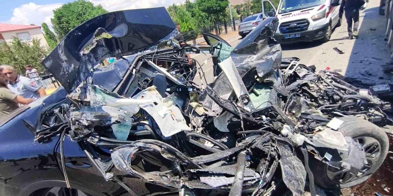 Bingöl'de Tıra Çarpan Otomobil Hurdaya Döndü