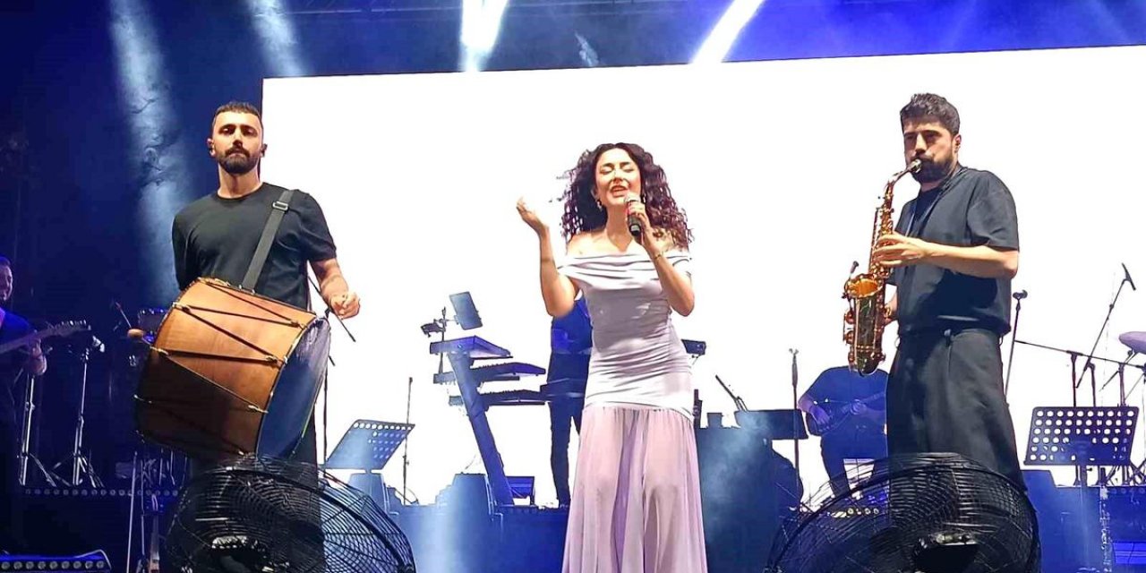 Melek Mosso'dan Unutulmaz Konser