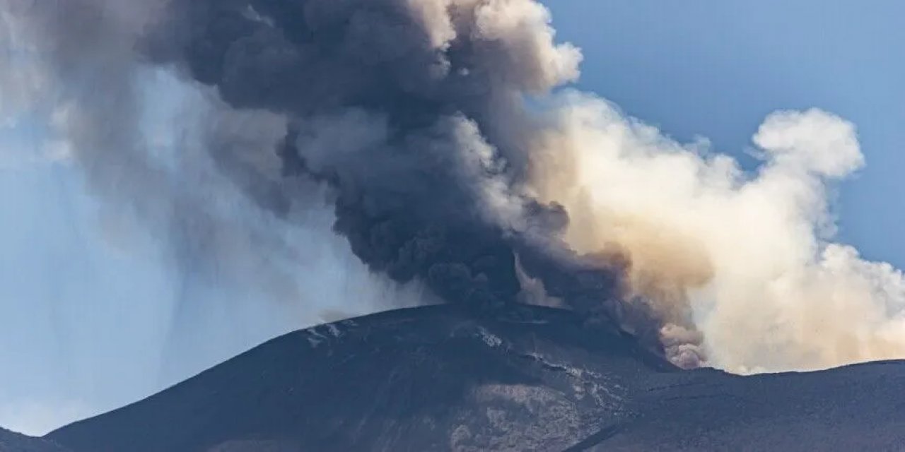 İtalya'da Etna Yanardağı'nın Kül Püskürtmesi Hava Ulaşımında Aksaklıklara Yol Açtı