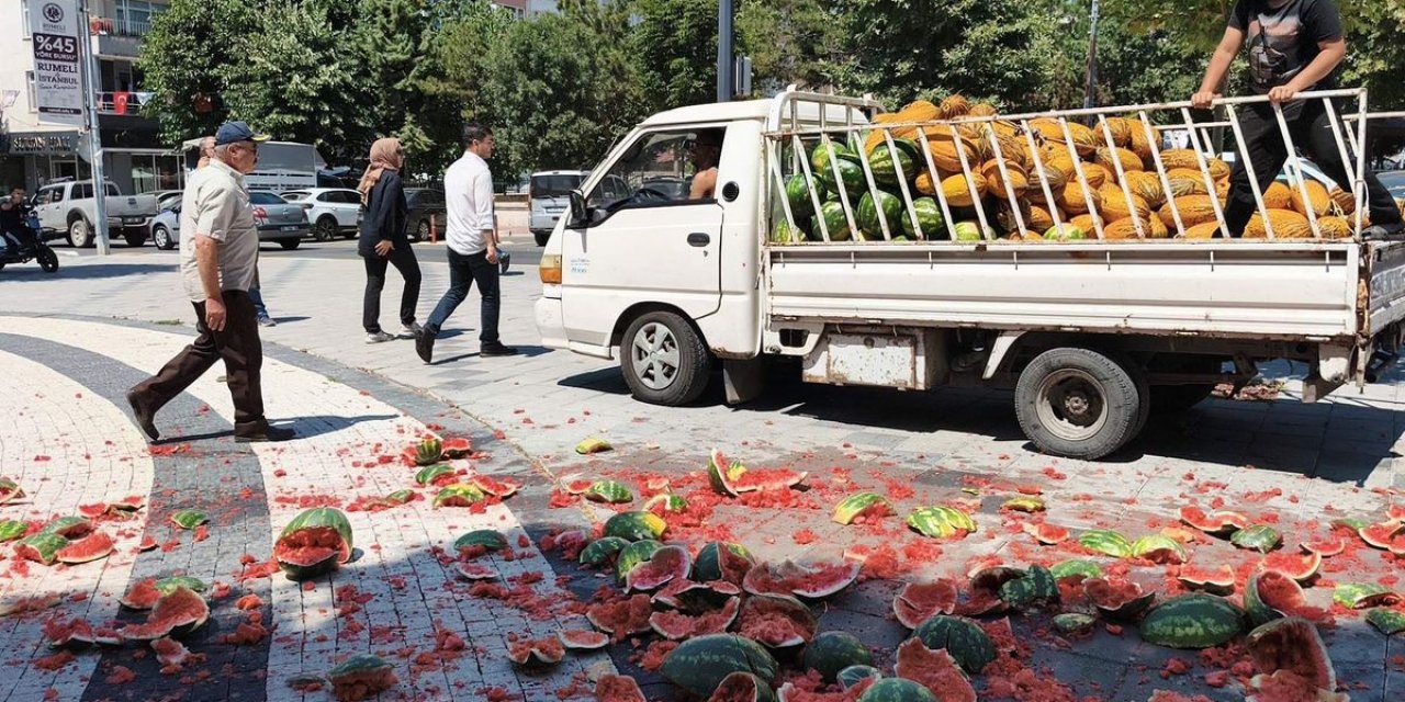 Karpuzları Yere Atan Seyyar Satıcı