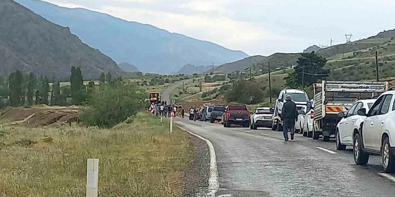 Oltu'da Sağanak Sel, Ulaşım Kesildi