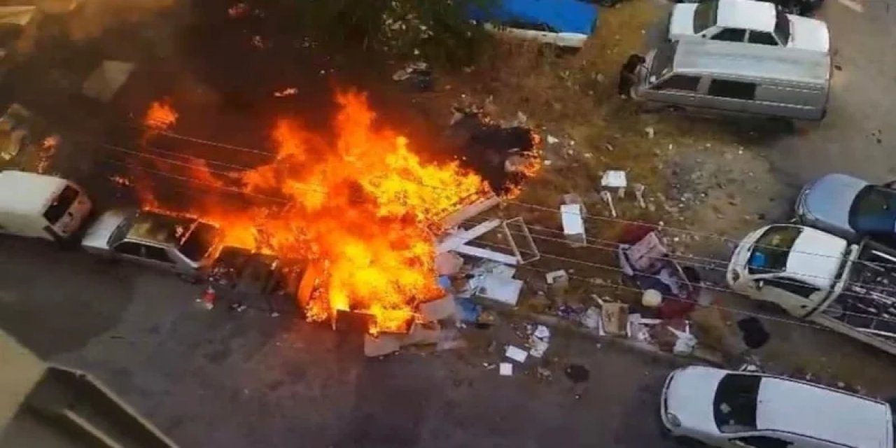 İzmir'de Çöplük Alandaki Yangın, Araçlara Sıçradı