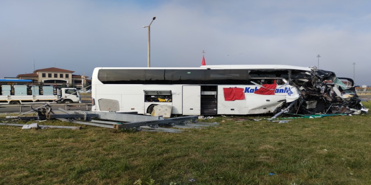 Bolu'da Yolcu Otobüsü, Bariyer Ve Tabelaya Çarptı: 4'ü Ağır, 13 Yaralı