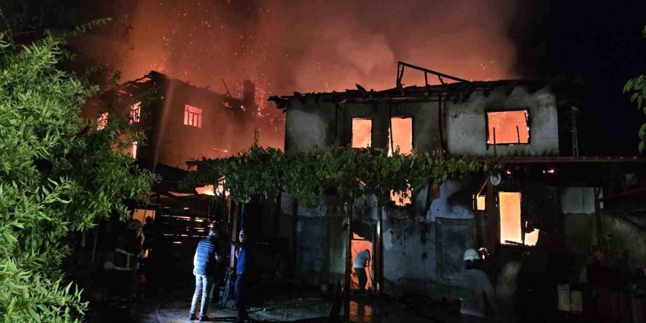 Ahşap Evde Çıkan Yangın Yanındaki Diğer Ahşap Eve De Sıçradı