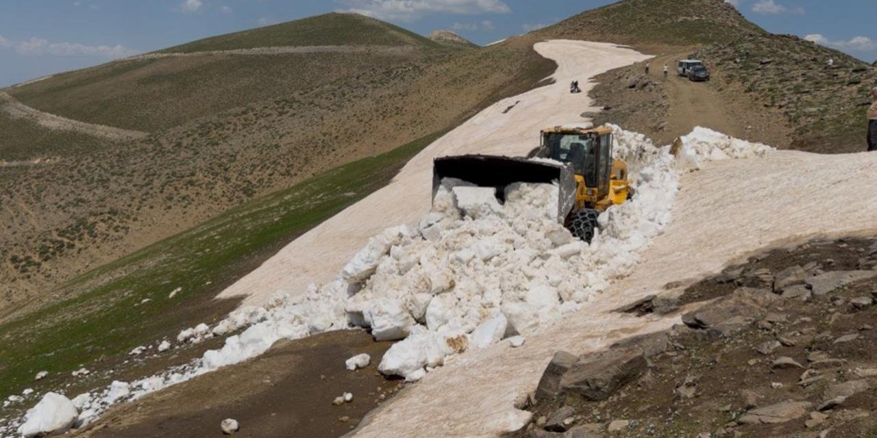 Bitlis'te Temmuzda Kar Mesaisi Sürüyor