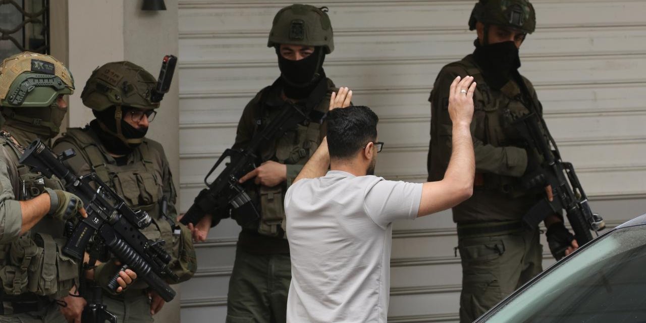 İşgalci İsrail Ordusu, Batı Şeria'da 19 Filistinliyi Gözaltına Aldı