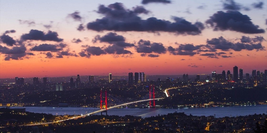 Onlar İstanbul'un İki Yakasını Bir Araya Getiriyor