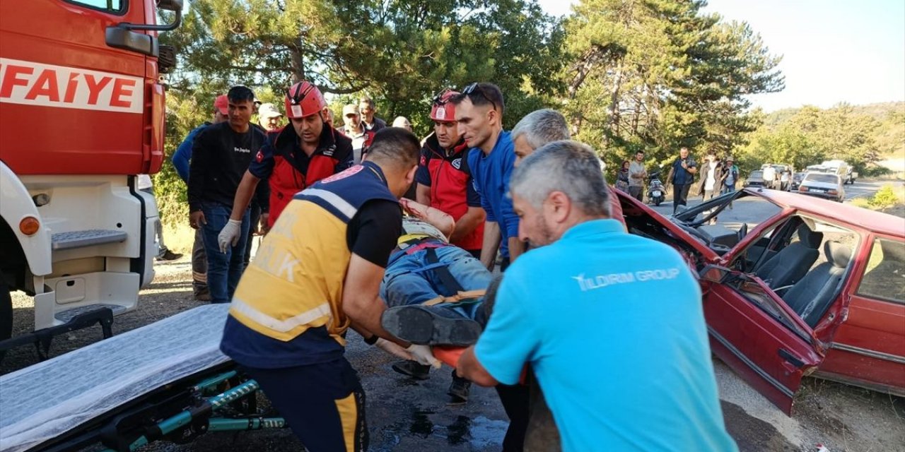 Dursunbey'de Trafik Kazası: 3 Yaralı