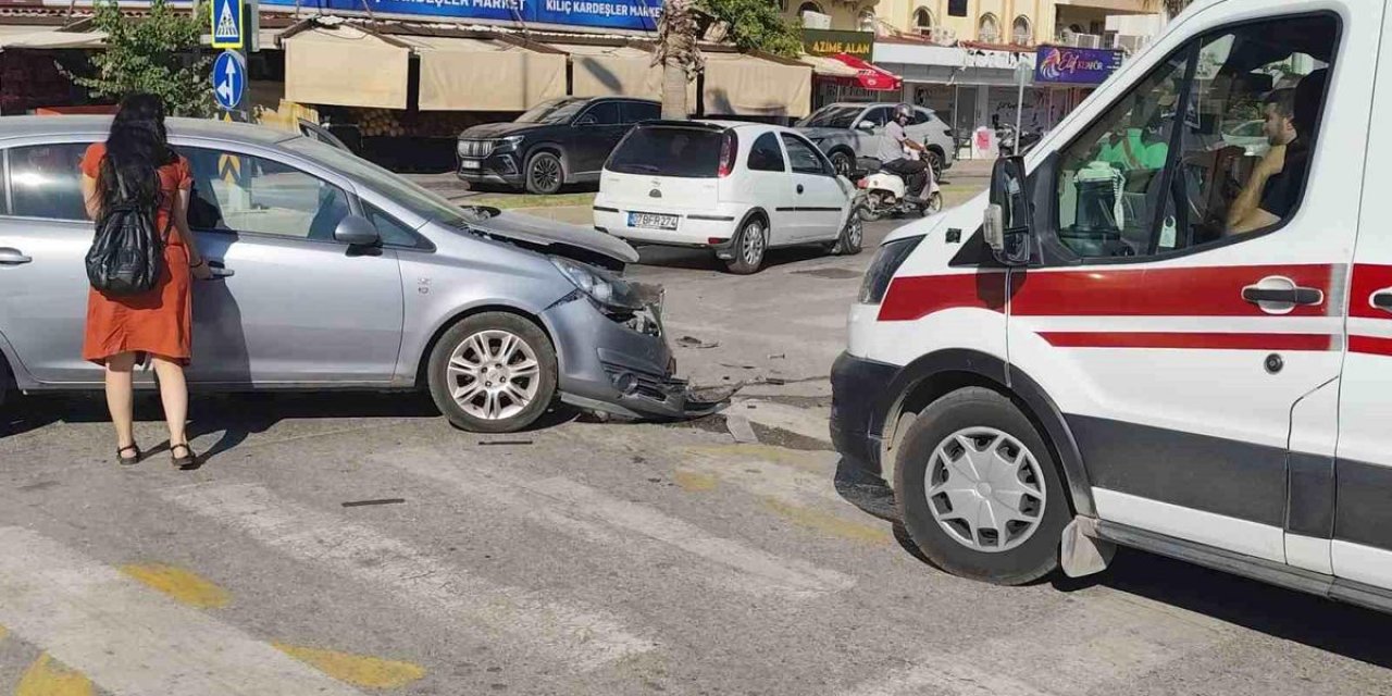 Manavgat'ta İki Otomobil Çarpıştı: Sürücüler Yaralı