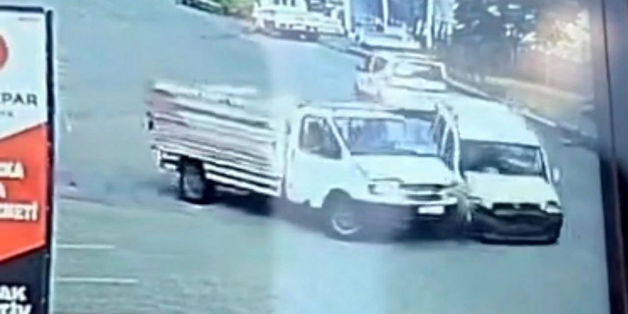 Iğdır'da Park Halindeki Kamyonet Trafik Kazası Geçirdi