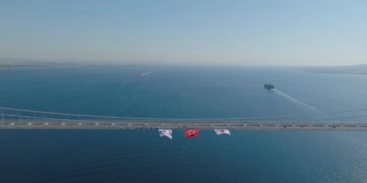 Türkiye'nin Simge Köprüleri 15 Temmuz İçin Kırmızı Beyaza Büründü