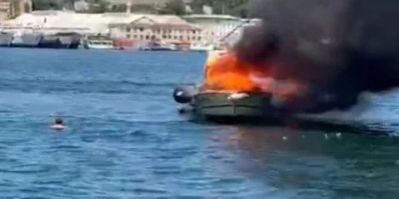 İstanbul'da Baba Ve Oğlu Teknedeki Yangından Atlayarak Kurtuldu