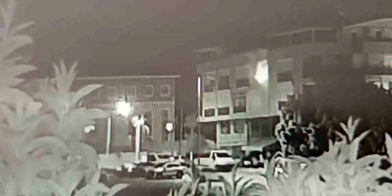 Balkonda Oynayan Çocuğun Ateşle Oyunu Alt Kattaki Döşeme Atölyesini Küle Çevirdi