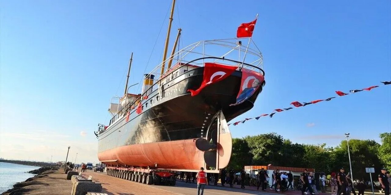 Bandırma Gemi Müzesi Karadan Yürütülerek İstiklal Meydanı'na Taşındı