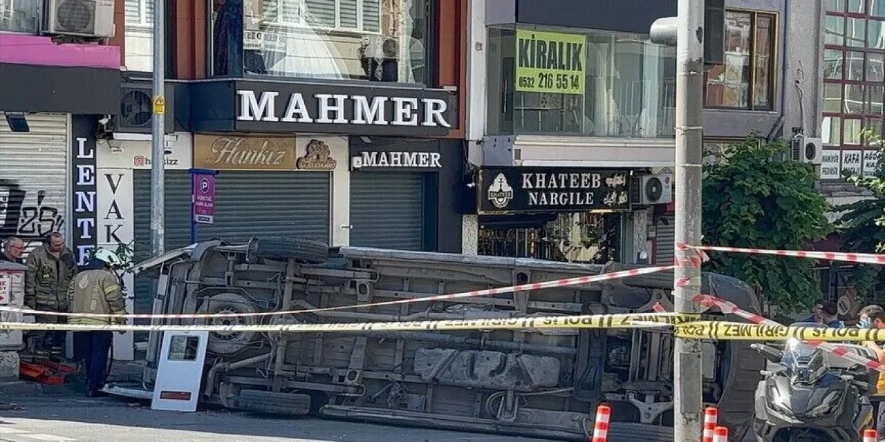 İETT Otobüsü İle Ambulansın Çarpışması Sonucu 5 Kişi Yaralandı