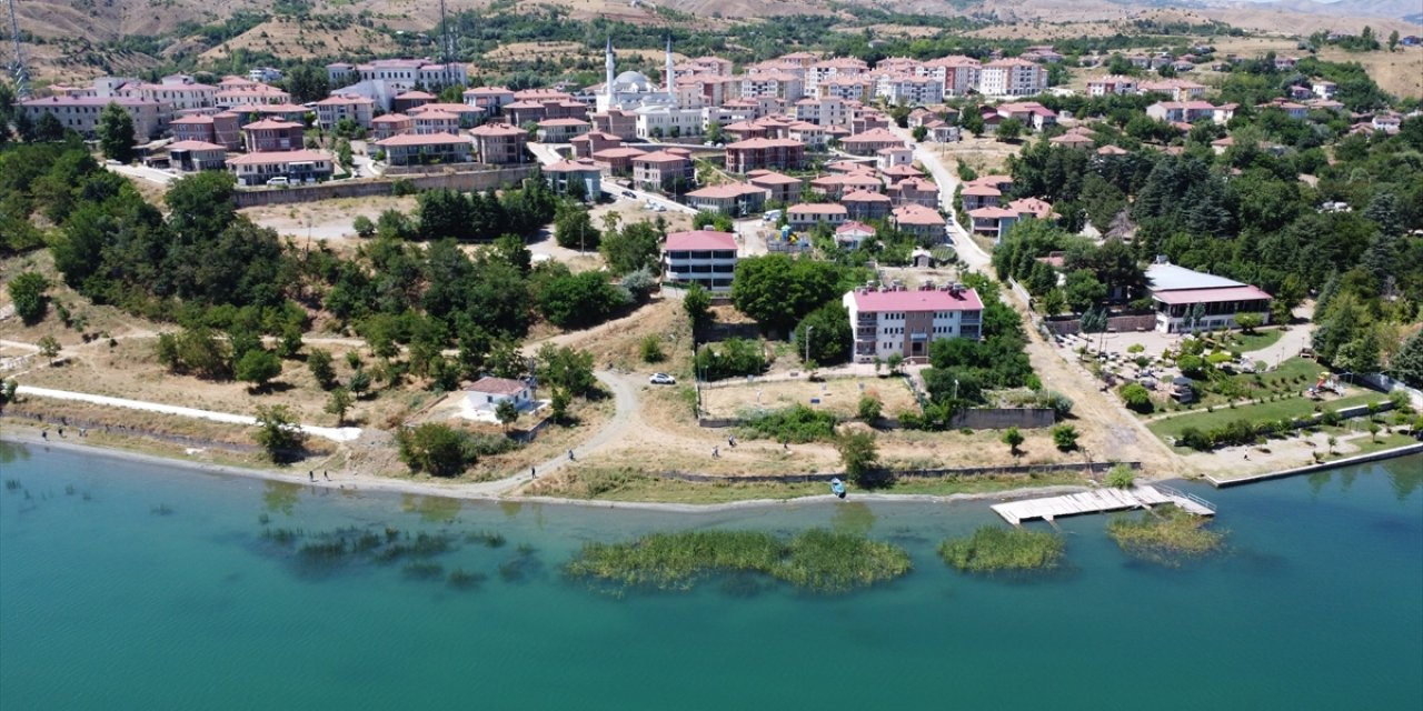 Elazığ'da Yükümlüler Hazar Gölü Sahillerini Tatilciler İçin Temizliyor