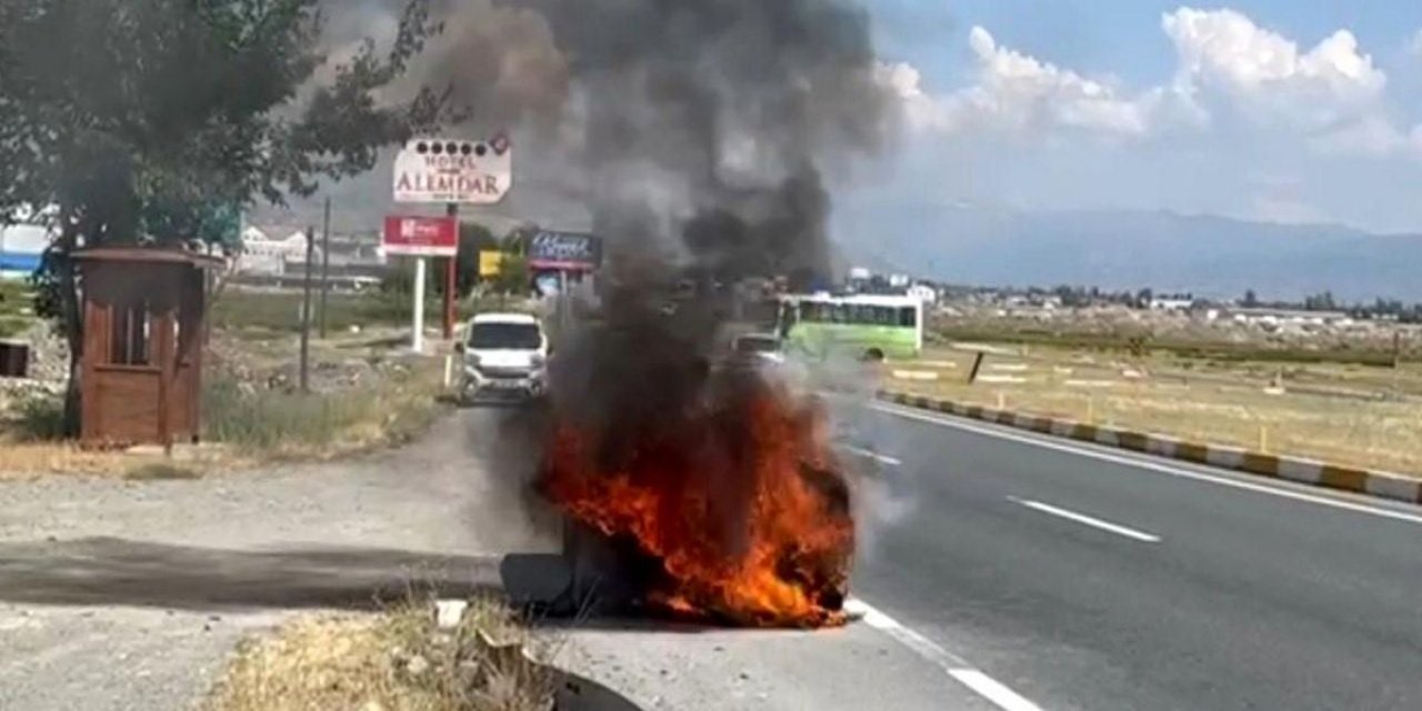 Erzincan'da Otomobil Yangını