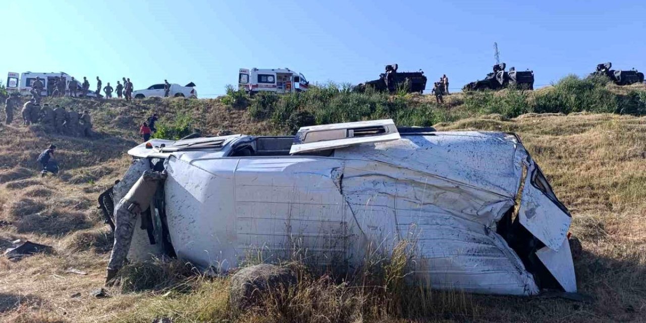 Van'da Minibüs Şarampole Yuvarlandı: 3 Yaralı