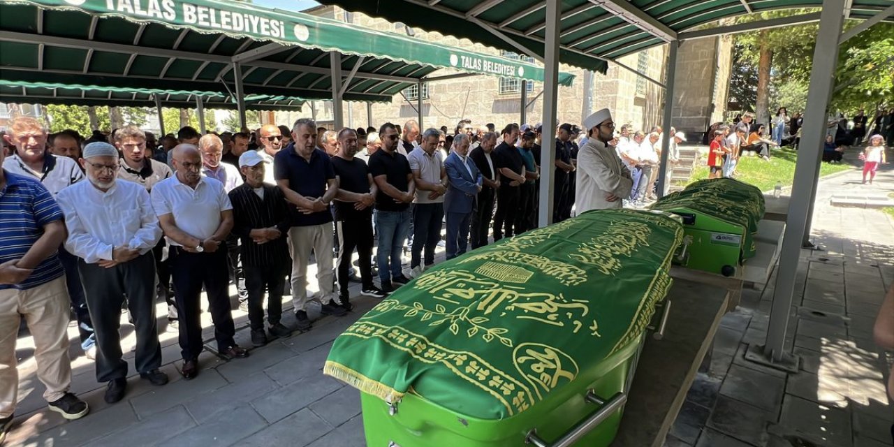 Uzman Çavuş İle Ailesine Acı Veda: Gözyaşları İçinde Toprağa Verildiler