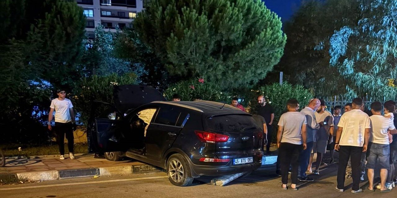Yunusemre'de Kavşak Kazası: 4 Yaralı