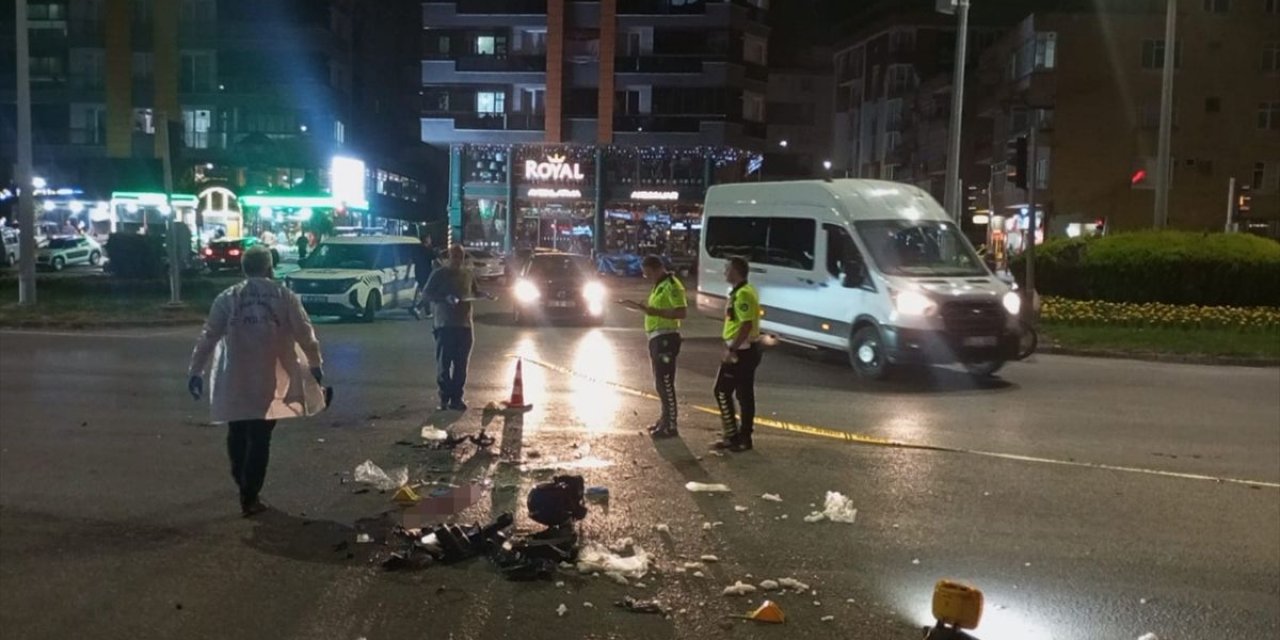Kamyonet-Motosiklet Çarpışması: 5 Yaralı