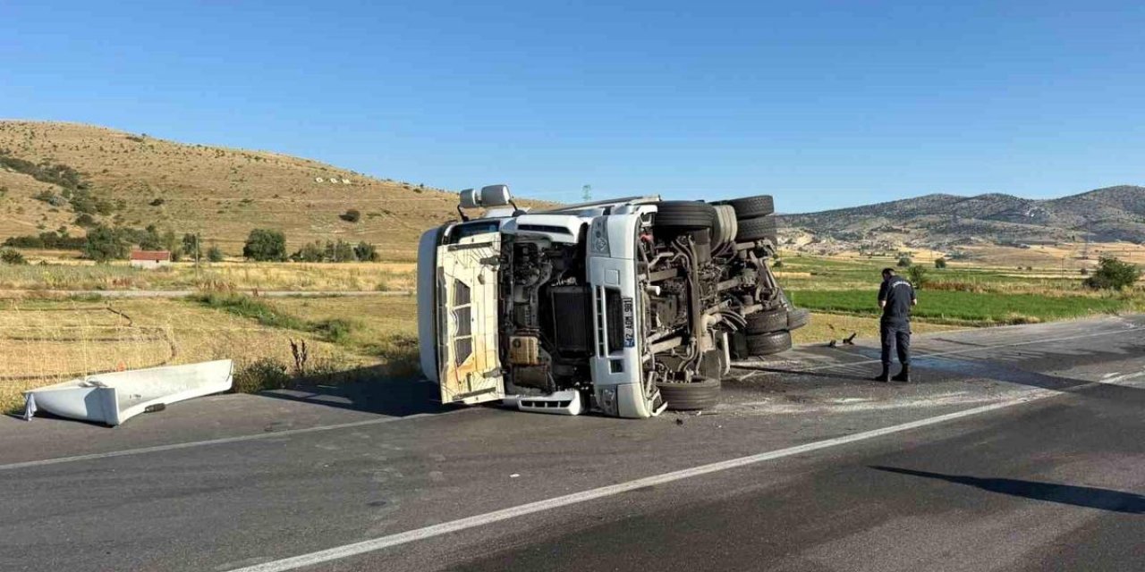Bolvadin'de Tır Kazası: Sürücü Yaralandı