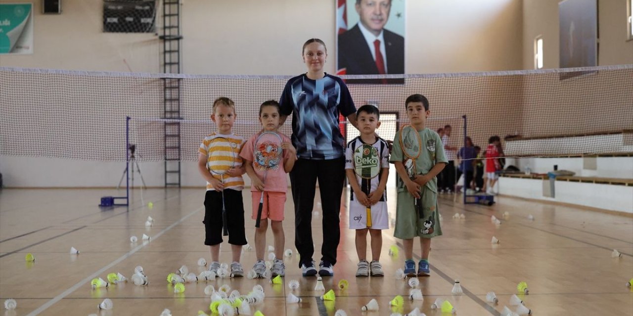 Milli Badmintoncu Cemre, Farklı Branşlarda Sporcular Yetiştirmek İçin İller Arası Mekik Dokuyor