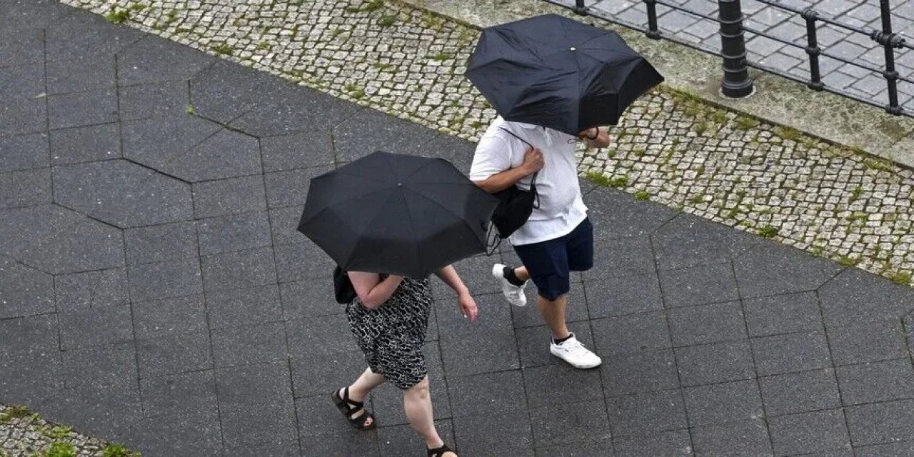 Almanya'da Şiddetli Yağmur Ve Dolu Hayatı Olumsuz Etkiledi