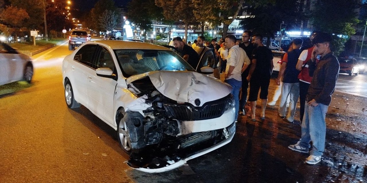 Boyabat'ta Otomobil Kazası: 5 Yaralı