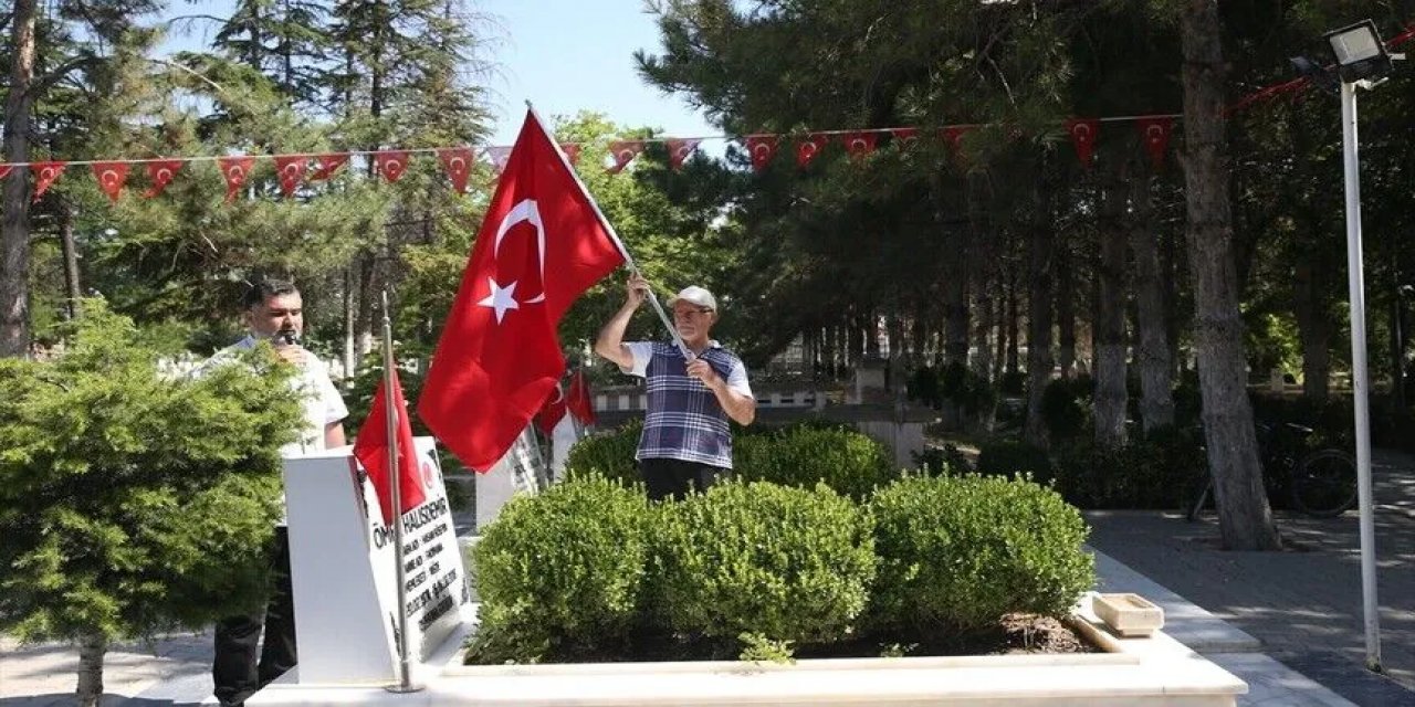15 Temmuz Kahramanı Şehit Ömer Halisdemir'in Kabrinde Yoğunluk Yaşanıyor