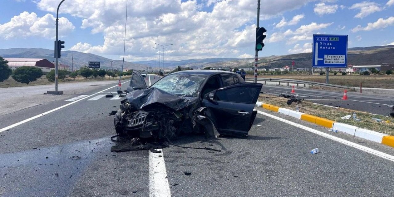 Erzincan'da 5 Kişinin Yaralandığı Trafik Kazası Kamerada