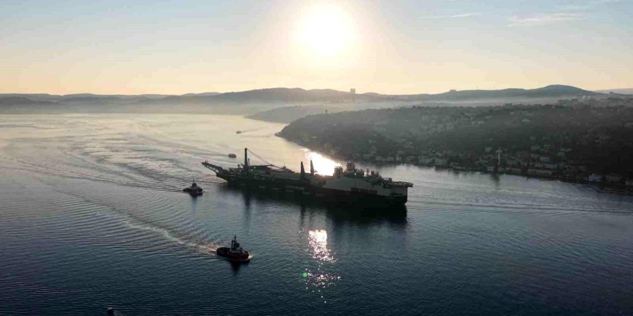 Castorone İstanbul Boğazı'ndan Geçti