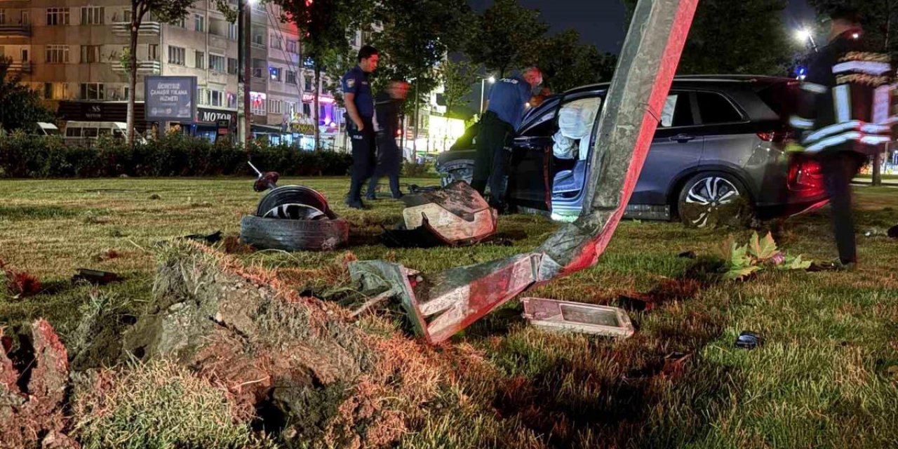 Virajı Alamayan SUV Tarzı Araç Aydınlatma Direğini Yerinden Söktü: 1 Yaralı