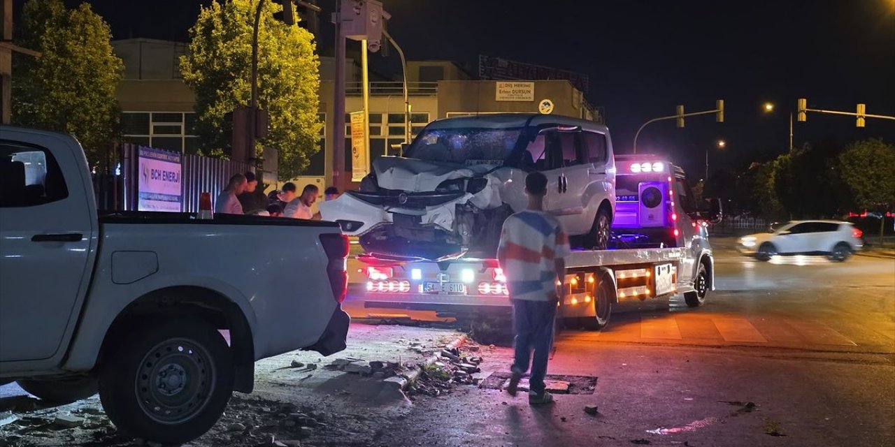 Adapazarı'nda Trafik Kazası: 1 Ölü, 3 Yaralı