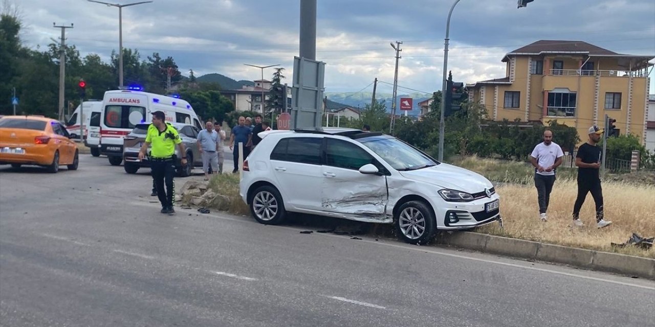 Niksar'da Trafik Kazası: 3 Yaralı