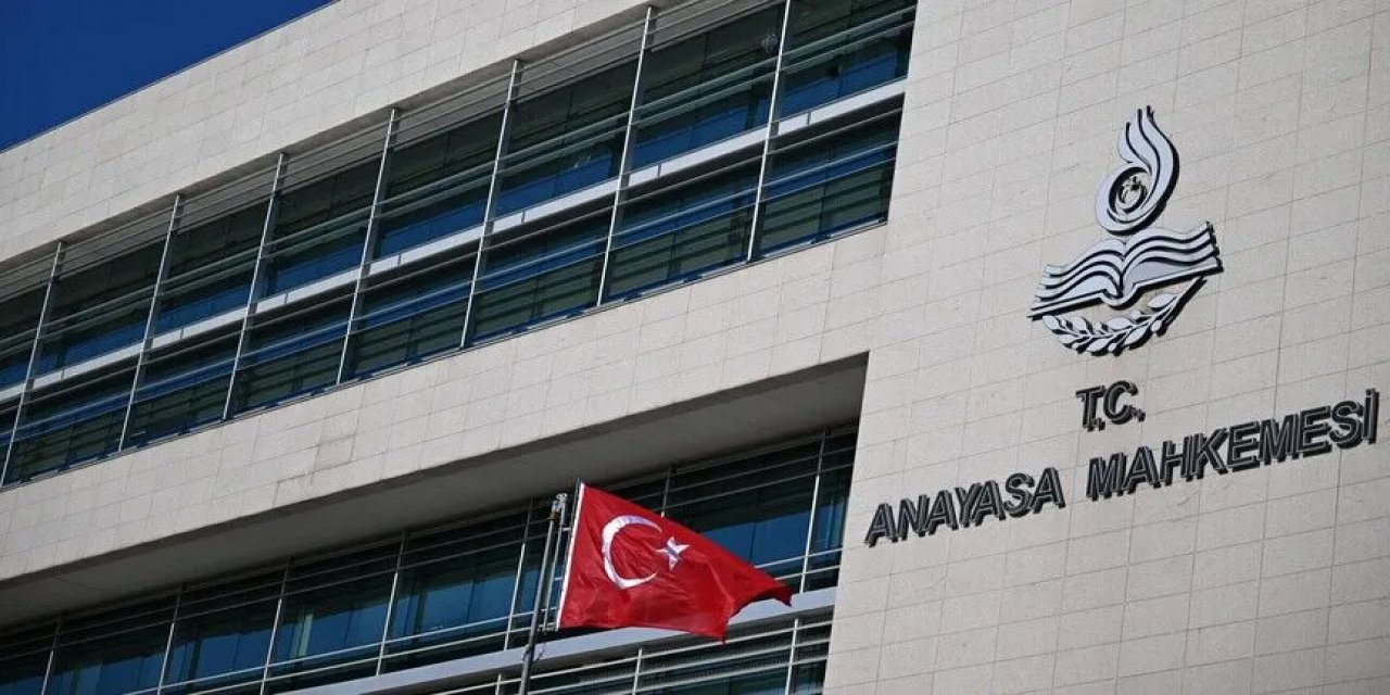 AYM, Noterlerin Tatil Günlerinde Çalışmasının Yönetmelikle Düzenlenmesini İptal Etti