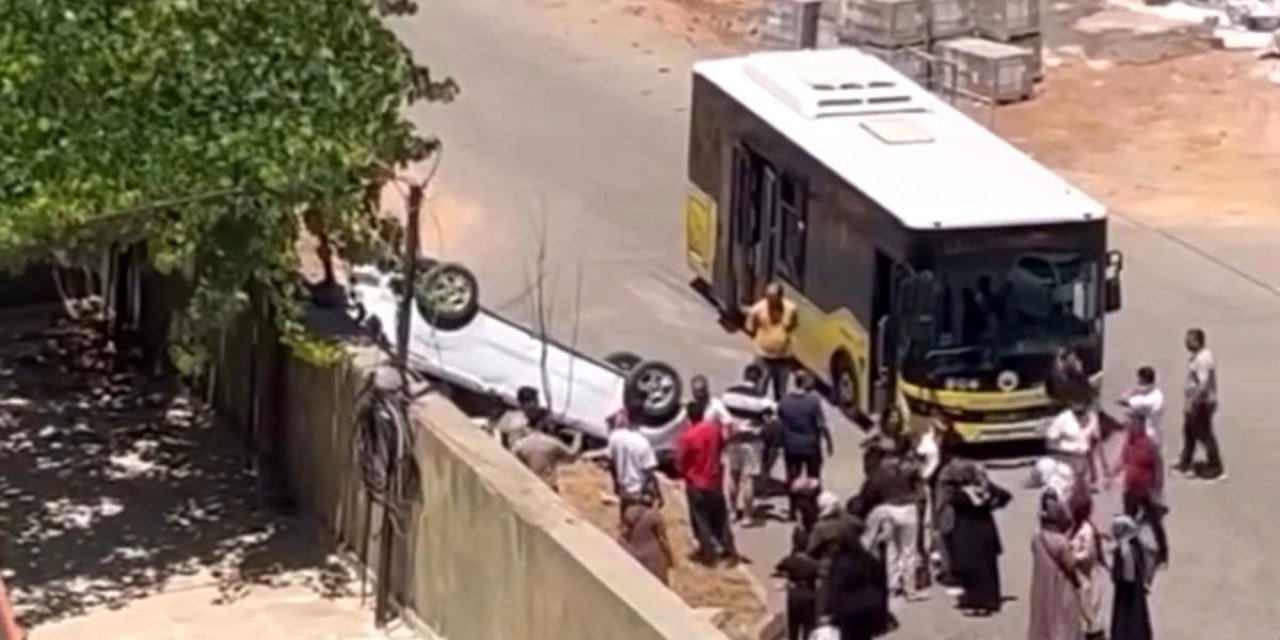 Siirt'te Belediye Otobüsü İle Hafif Ticari Araç Çarpıştı: 1 Yaralı