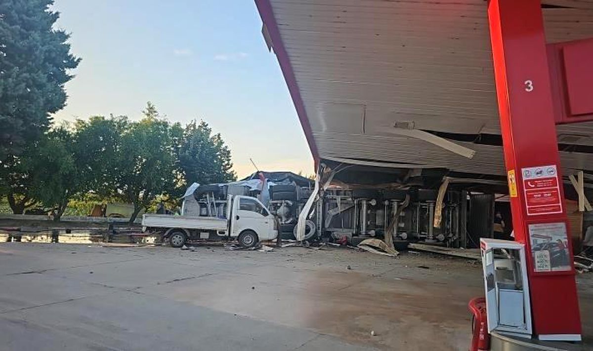 İznik'te Tır Akaryakıt İstasyonuna Daldı