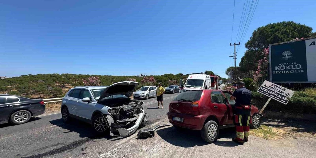 Ayvalık'ta Trafik Kazası: 2 Yaralı