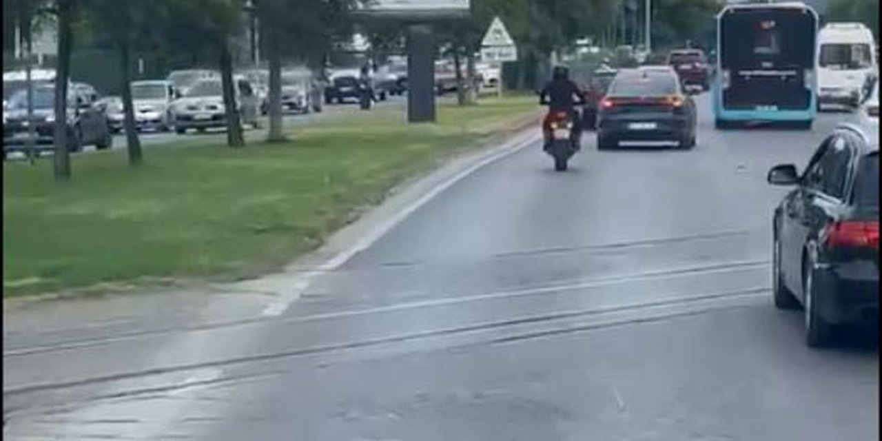Motosiklet Sürücüsünden İtfaiyeye Destek