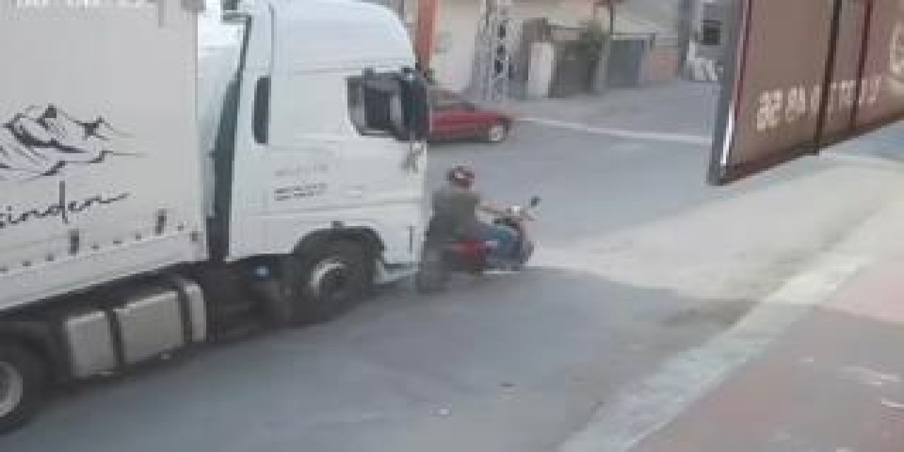 Tırın Kör Noktasında Kalan Motosikletli Ölümden Döndü