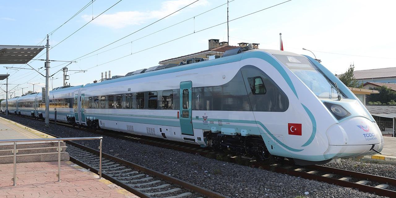 Milli Elektrikli Tren Setleri Yeni Rotasında Yolcularla Buluşacak