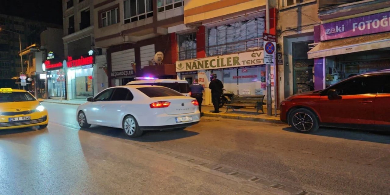 Eskişehir'de Pes Dedirten Olay! Tekmeyle Camı Kırıp Yoluna Devam Etti: Esnaf Peşine Takıldı