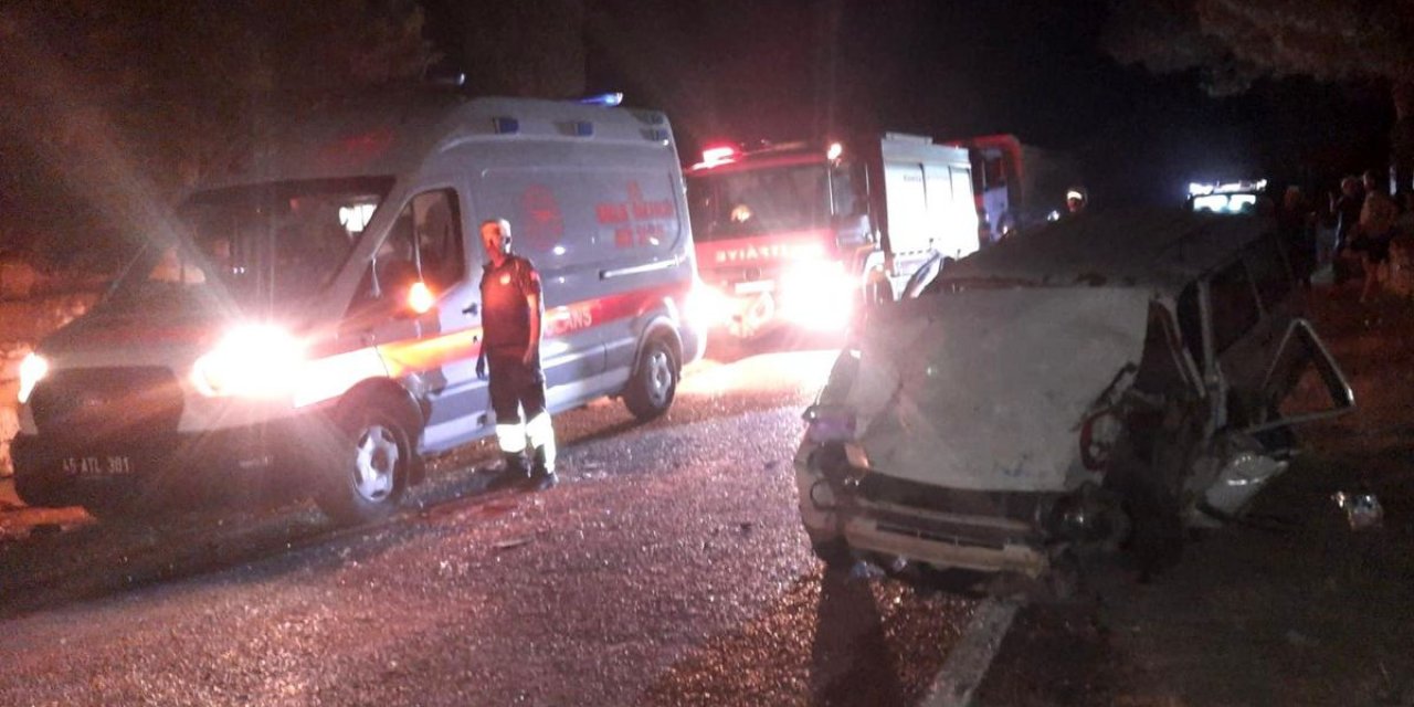 Manisa'da Otomobil İle Traktör Çarpıştı: 2'si Ağır 4 Yaralı