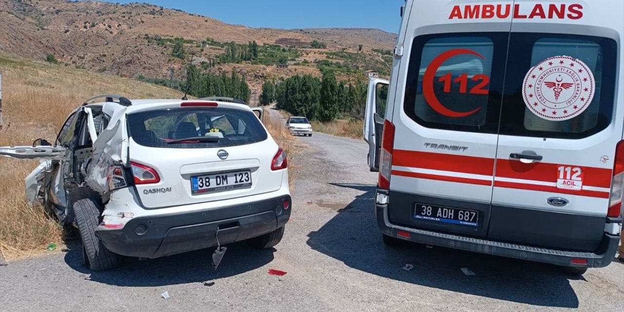 Kayseri'de Tır Ve SUV Çarpıştı: 2 Yaralı