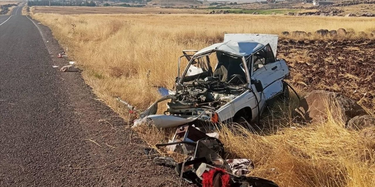 Siverek'te Otomobil Şarampole Devrildi: 3 Yaralı