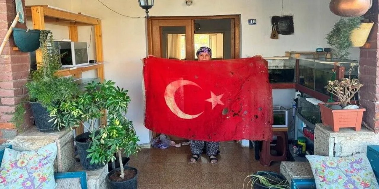 Kıbrıs Barış Harekatı'nda Mehmetçiğin Kullandığı Türk Bayrağını Sandığında 36 Yıldır Saklıyor